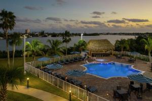 马拉松Hampton Inn Marathon - Florida Keys的一个带游泳池、椅子和水体的度假胜地