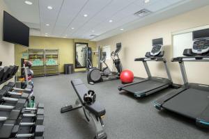 凤凰城Home2 Suites By Hilton Phoenix Airport South的健身房设有数台跑步机和健身自行车