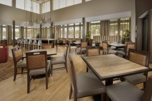 圣安东尼奥圣安东尼奥汉普顿套房旅馆 - 市中心/市场广场的一间带桌椅的餐厅和一间酒吧