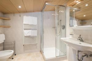 塞尔瓦迪加尔代纳山谷B&B Ciauceia的带淋浴和盥洗盆的浴室