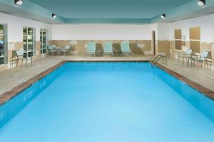 圣安东尼奥圣安东尼奥机场希尔顿惠庭套房酒店的蓝色的大游泳池,位于酒店客房内