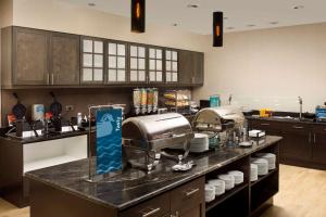 圣安东尼奥圣安东尼奥机场希尔顿惠庭套房酒店的厨房配有2台机器