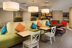 汉诺瓦阿伦德尔·米尔斯BWI机场希尔顿欣庭套房酒店 的一间带沙发和桌椅的餐厅