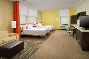 汉诺瓦阿伦德尔·米尔斯BWI机场希尔顿欣庭套房酒店 的酒店客房设有两张床和一台平面电视。