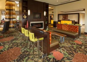 奇克托瓦加水牛城机场希尔顿花园酒店的酒店大堂设有桌子和椅子