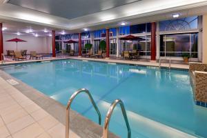 布法罗水牛城市中心汉普顿套房酒店的一座配有桌椅的酒店游泳池
