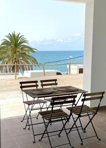 LajitaLa Lajita Barca Beach Sea的阳台配有桌椅
