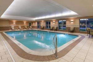 比奇伍德克利夫兰比奇伍德希尔顿惠庭套房酒店的一座配有桌椅的酒店游泳池