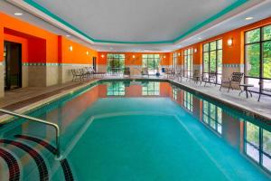 恩菲尔德斯普林菲尔德南恩菲尔德恒庭酒店的一座拥有橙色墙壁的酒店游泳池