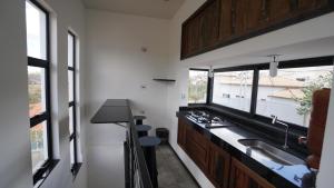 迪亚曼蒂纳Casa do Sol的带水槽的厨房和部分窗户