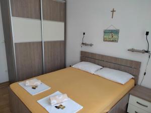 格拉达茨Musa apartment的小房间,配有床和两条毛巾