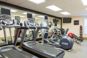 奥兰多奥兰多UCF区希尔顿惠庭套房酒店的健身房设有跑步机和椭圆机