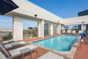 纳什维尔Home2 Suites By Hilton Nashville West End Avenue的一座大楼顶部的游泳池