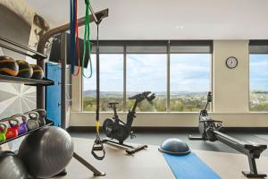 纳什维尔Home2 Suites By Hilton Nashville West End Avenue的健身房设有健身器材和大窗户