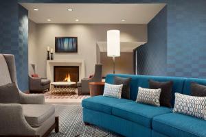 夏洛特Homewood Suites By Hilton Charlotte Southpark的客厅设有蓝色的沙发和壁炉