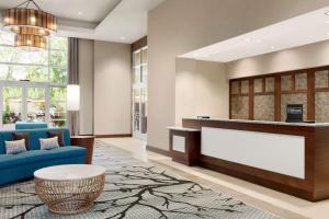 夏洛特Homewood Suites By Hilton Charlotte Southpark的大堂设有前台和蓝色沙发