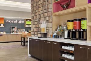 科罗拉多斯普林斯Home2 Suites By Hilton Colorado Springs South, Co的商店里带柜台的咖啡店