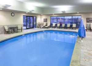 科罗拉多斯普林斯科罗拉多春季/I-25南汉普顿酒店及套房的一座配有桌椅的酒店游泳池