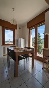 加尔达Perla del Garda的厨房配有桌椅和冰箱。