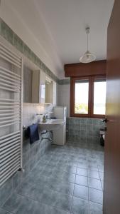 加尔达Perla del Garda的一间带水槽和台面的大浴室