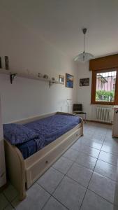 加尔达Perla del Garda的一间卧室配有一张带蓝色棉被的床