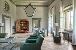 佩萨河谷塔瓦内莱COMO Castello Del Nero的客厅配有绿色沙发和桌子