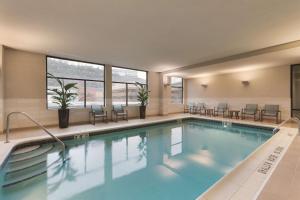 匹兹堡顿匹兹堡中心希尔顿惠庭套房酒店的游泳池位于酒店客房内,配有桌椅