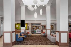 盐湖城盐湖城机场希尔顿花园酒店 的一个带沙发和椅子的大堂以及一间商店