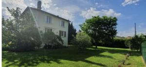 图卢兹Villa La Libellule Grand Jardin et Parking Privé的白色的房子,有草地和树木的院子