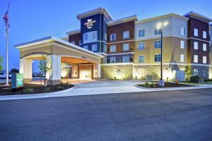 盐湖城Homewood Suites By Hilton Salt Lake City Airport的酒店前方的 ⁇ 染