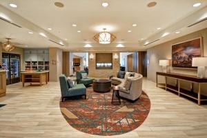 盐湖城Homewood Suites By Hilton Salt Lake City Airport的大堂,配有椅子和桌子