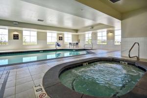 盐湖城Homewood Suites By Hilton Salt Lake City Airport的一座带游泳池的大楼内的大型室内游泳池
