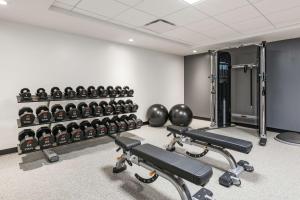 渥太华渥太华国家酒店及套房，阿三得连锁酒店的健身房,室内设有健身器材