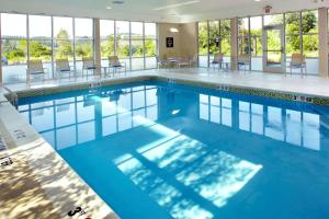 月球乡匹兹堡机场/罗宾逊广场区希尔顿霍姆伍德套房酒店的大楼内一个蓝色的大型游泳池
