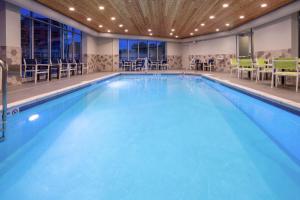 伊代纳Homewood Suites By Hilton Edina Minneapolis的蓝色的游泳池,位于酒店客房内