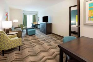 伊代纳Homewood Suites By Hilton Edina Minneapolis的客厅设有一张床和一张桌子