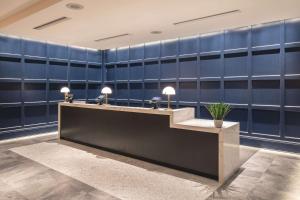 哥伦布哥伦布希尔顿酒店/北极星的一间拥有蓝色墙壁和书桌的等候室