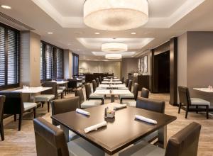 休斯顿DoubleTree by Hilton Hotel & Suites Houston by the Galleria的餐厅里一排桌椅