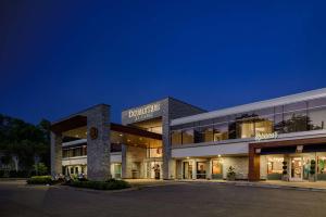 布卢姆菲尔德山The Kingsley Bloomfield Hills - a DoubleTree by Hilton的一座大建筑,晚上有标志