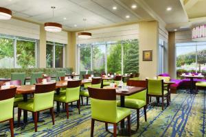 滨湖尼亚加拉湖上尼亚加拉希尔顿花园酒店的用餐室设有桌椅和窗户。