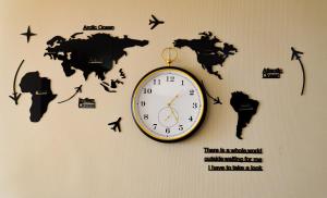 迪拜The Female Journey Hostel - JBR的墙上的时钟,上面有世界地图