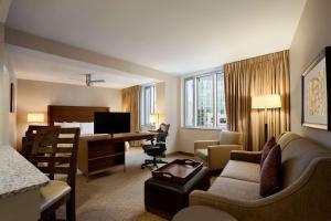 巴尔的摩巴尔的摩希尔顿惠庭套房酒店的配有一张床和一张书桌的酒店客房