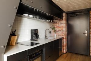 西雅图Sonder RailSpur的厨房设有水槽和砖墙