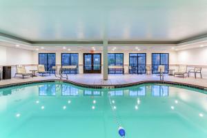皮博迪Hampton Inn Boston/Peabody的一座配有桌椅的酒店游泳池