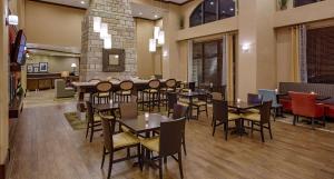 弗赖拉辛遗产公园汉普顿酒店及套房 - 弗里斯科的一间在房间内配有桌椅的餐厅