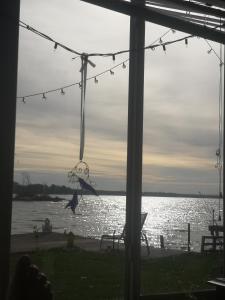 北湾BEACHFRONT Inn的享有水体景致的窗户