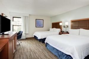 奥兰多奥兰多会议中心国际大道区汉普顿酒店的酒店客房设有两张床和一台平面电视。