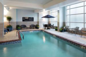 孟菲斯孟菲斯-贝亚勒街汉普顿套房酒店的酒店大堂的游泳池,设有用餐室