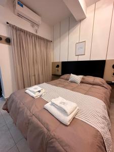 萨尔塔Hotel del Tren的一间卧室配有带毛巾的床