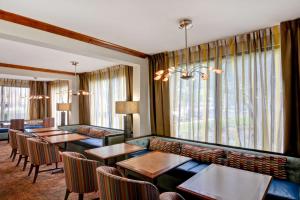 孟菲斯Hampton Inn Memphis Poplar的酒店客房设有桌椅和窗户。